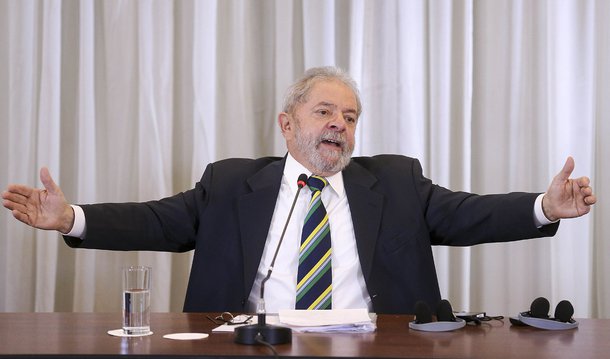 Os advogados do ex-presidente Lula divulgaram nota nesta tarde para repudiar a matéria sob título 'PGR não tem mais dúvidas de que Lula comandou trama contra a Lava Jato', publicada na edição deste final de semana; a defesa do ex-presidente 'identifica essa matéria como mais um capítulo da campanha urdida e alimentada por alguns agentes públicos e setores da imprensa descomprometidos com a realidade dos fatos e com o Direito'