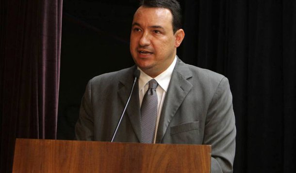 O ex-chefe de gabinete da Secretaria Estadual de Educação, Caio Castro Lima, disse que o executivo falhou e se omitiu ao não dar respaldo à Secretaria Estadual de Educação para as negociações com alunos e grevistas; “A secretaria falhou por não ter fiscalizado no início, ter deixado chegar a esse ponto as condições da escola. E houve uma falha, temos de ser claros, do governo do estado, em uma omissão do estado em não dar respaldo à secretaria para as negociações. Fui à frente com muito pouca retaguarda para negociações e levar esses pedidos”, lamentou Lima, que expulso por alunos de uma reunião para firmar um acordo para a desocupação da Colégio Estadual Prefeito Mendes de Morais