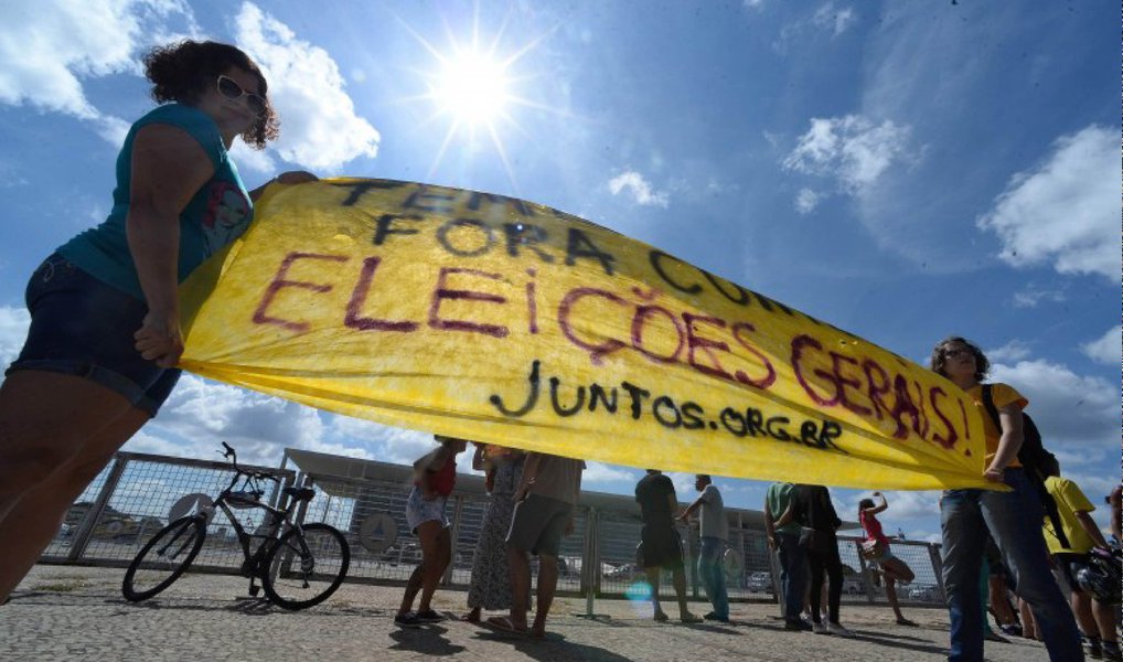 Consulta pública que vem sendo feita no site do Senado revela que quase 85% das pessoas que responderam à enquete desejam a realização de novas eleições presidenciais em outubro deste ano; já são 44.403 votos a favor da proposta. Apenas 8.861 se declararam contrários; o Senado abriu a consulta na semana passada sobre a PEC dos senadores Walter Pinheiro (sem partido-BA), Randolfe Rodrigues (Rede-AP), João Capiberibe (PSB-AP), Lídice da Mata (PSB-BA), Paulo Paim (PT-RS) e Cristovam Buarque (PPS-DF), que defendem que a saída da crise política no país deve ter a participação da população