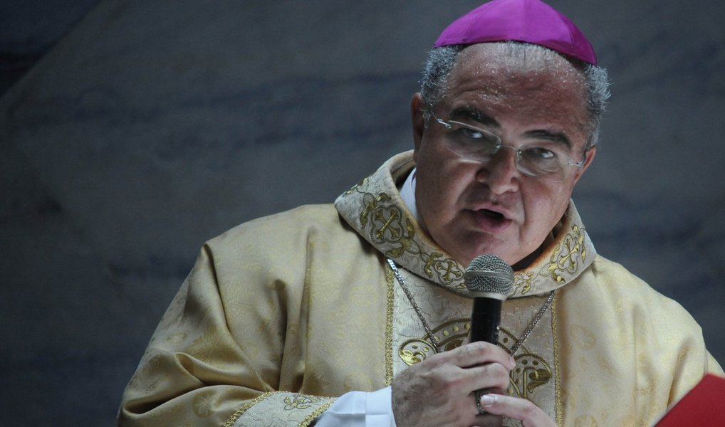 Arcebispo do Rio de Janeiro, cardeal dom Orani Tempesta, disse que o país vive um momento difícil e lembrou que a corrupção é um pecado a ser evitado; segundo ele, é preciso que todos examinem suas próprias consciências, desde quem tem maior responsabilidade política e social até o cidadão comum; "Sem entrar no mérito de questões políticas, é necessário que o país e que cada brasileiro viva com responsabilidade. Começando pelos que tem mais responsabilidade política e social como também nas nossas famílias e comunidades. [A corrupção], como todo pecado, tem que ser evitada. Mas ao mesmo tempo em que a Igreja condena o pecado, procura ajudar o pecador a se converter e encontrar em Cristo a salvação", disse