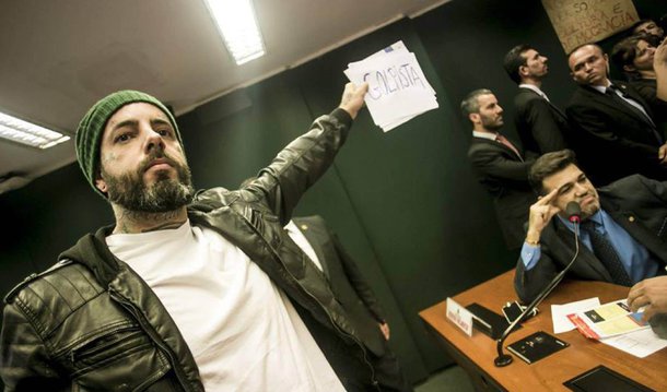 Deputado Marco Feliciano, líder do PSC na Câmara, foi alvo de protestos nesta tarde durante audiência pública da Comissão de Cultura da Câmara sobre a extinção e a posterior recriação do Ministério da Cultura no governo interino de Michel Temer; diante de uma plateia lotada de artistas, entre eles o músico Tico Santa Cruz, e trabalhadores da cultura, Feliciano entrou no Plenário sob os gritos de "golpista", "fascista" e muitas vaias; representantes de movimentos culturais garantiram que vão manter a ocupação de prédios públicos em defesa do MinC