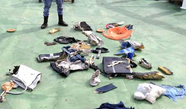Egito enviou um submarino para auxiliar as buscas das caixas-pretas do avião da EgyptAir, que caiu com 66 pessoas a bordo na região de águas mais profundas do mar Mediterrâneo, disse o presidente egípcio, Abdel Fattah al-Sisi; Sisi disse que os equipamentos subaquáticos da indústria de petróleo offshore do Egito estavam sendo enviados para ajudar na operação de busca; "Eles têm um submarino que pode chegar a 3.000 metros sob a água", disse
