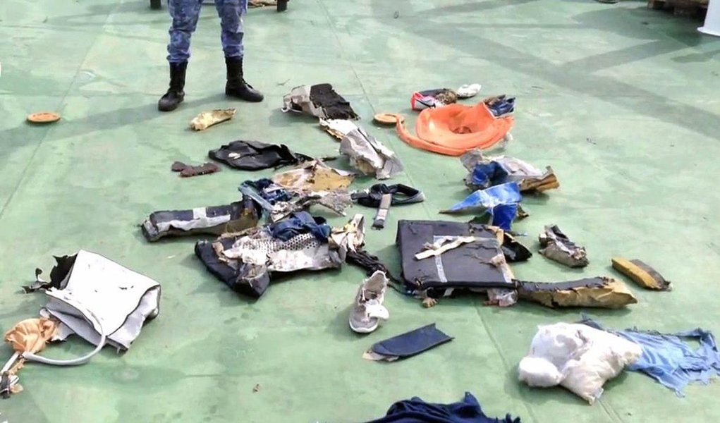 Egito enviou um submarino para auxiliar as buscas das caixas-pretas do avião da EgyptAir, que caiu com 66 pessoas a bordo na região de águas mais profundas do mar Mediterrâneo, disse o presidente egípcio, Abdel Fattah al-Sisi; Sisi disse que os equipamentos subaquáticos da indústria de petróleo offshore do Egito estavam sendo enviados para ajudar na operação de busca; "Eles têm um submarino que pode chegar a 3.000 metros sob a água", disse