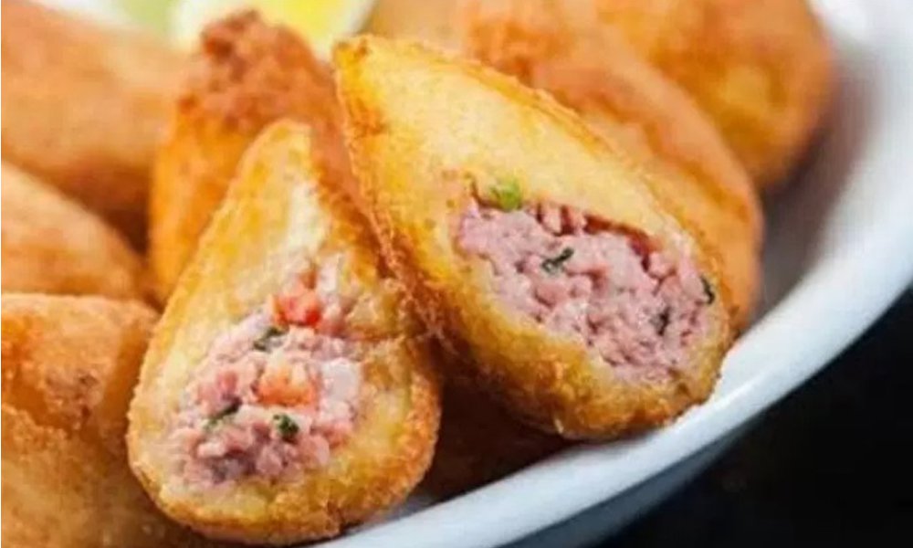 Em texto no Blog da Cidadania, Eduardo Guimarães diz que o enredo do "golpe" que a presidente Dilma Rousseff sofreu faz os brasileiros "parecerem um bando de imbecis" diante do mundo, por causa, segundo ele, do tratamento que a imprensa estrangeira tem dado ao processo de impeachment contra Dilma; Eduardo Guimarães fala ainda "dos paneleiros que, quando Dilma estava na Presidência, saiam nas varandas de seus apartamentos de luxo para bater panelas em um dito 'protesto contra a corrupção'"; com a saída de Dilma e o surgimento de casos de corrupção envolvendo o novo governo, "as panelas se calaram", diz o blogueiro