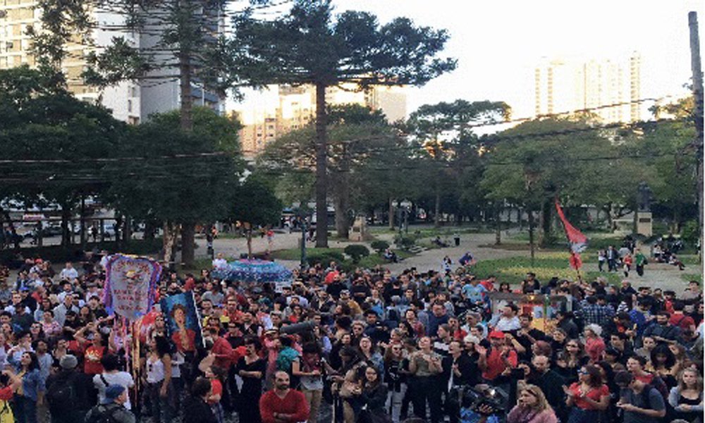 Cerca de 3 mil pessoas marcham neste momento no centro da 'República de Curitiba' rumo ao prédio do Instituto de Patrimônio Histórico e Artístico Nacional, ocupado desde sexta-feira (13) em protesto contra o presidente interino Michel Temer; antes, porém, os manifestantes, a maioria mulheres, cogitaram 'escrachar' a sede estadual do PMDB, na Avenida Vicente Machado; principal palavra de ordem na 'capital da Lava Jato' é 'fora Temer'; assista