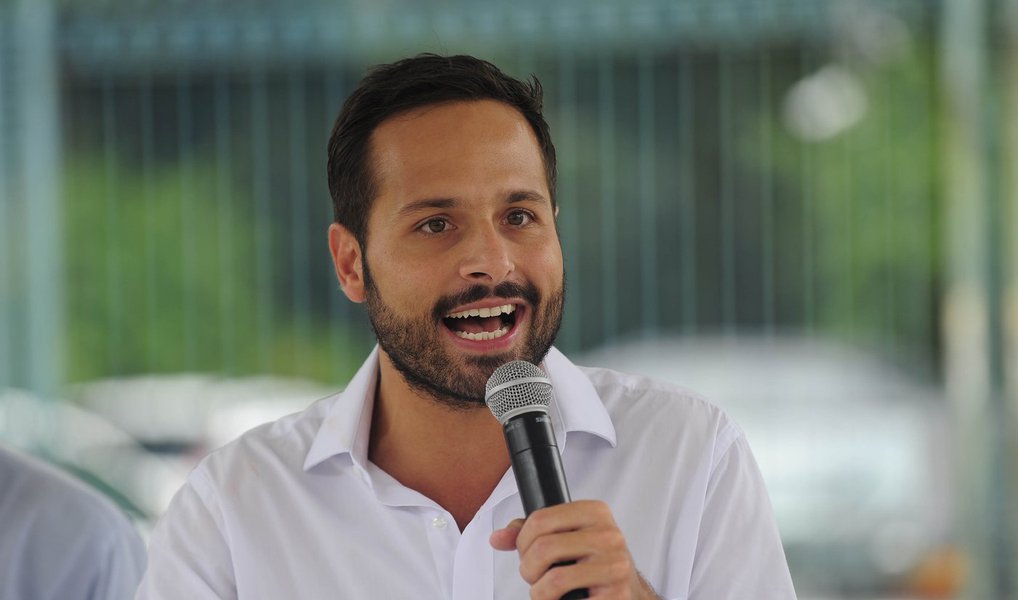 Marcelo Calero, que ocupou em janeiro a Secretaria de Cultura do município do Rio, será o Secretário de Cultura do governo interino de Michel Temer, órgão que ficará subordinado ao Ministério da Educação, mesmo com o bombardeio de críticas contra a extinção do MinC; Temer foi pressionado a recuar na decisão, mas não cedeu, nem aceitou vincular a Secretaria à Casa Civil ou à Presidência; antes de Calero, cinco mulheres recusaram o convite: a cantora baiana Daniela Mercury, a atriz Bruna Lombardi, a jornalista e apresentadora Marília Gabriela, a antropóloga e ex-secretária no Ceará Cláudia Leitão e a consultora Eliane Costa