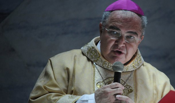 Arcebispo do Rio de Janeiro, cardeal dom Orani Tempesta, disse que o país vive um momento difícil e lembrou que a corrupção é um pecado a ser evitado; segundo ele, é preciso que todos examinem suas próprias consciências, desde quem tem maior responsabilidade política e social até o cidadão comum; "Sem entrar no mérito de questões políticas, é necessário que o país e que cada brasileiro viva com responsabilidade. Começando pelos que tem mais responsabilidade política e social como também nas nossas famílias e comunidades. [A corrupção], como todo pecado, tem que ser evitada. Mas ao mesmo tempo em que a Igreja condena o pecado, procura ajudar o pecador a se converter e encontrar em Cristo a salvação", disse