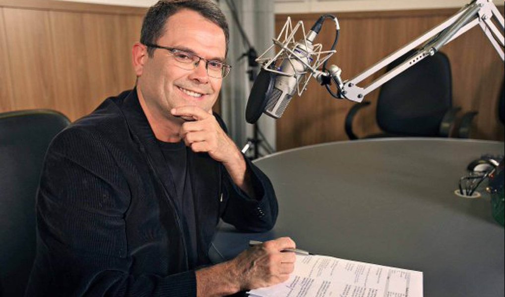 Sob a presidência do jornalista Laerte Rimoli, nomeado nesta sexta-feira pelo presidente interino Michel Temer, a EBC cancelou o contrato com o ex-global Sidney Rezende, que atuava na Rádio Nacional; em seu site, Rezende publicou um longo texto no último dia 14 em que afirma: "O jornalismo isento que perseguimos não prioriza partidos políticos em detrimento de outros, grupos individuais de pressão ou segmentos ideológicos"