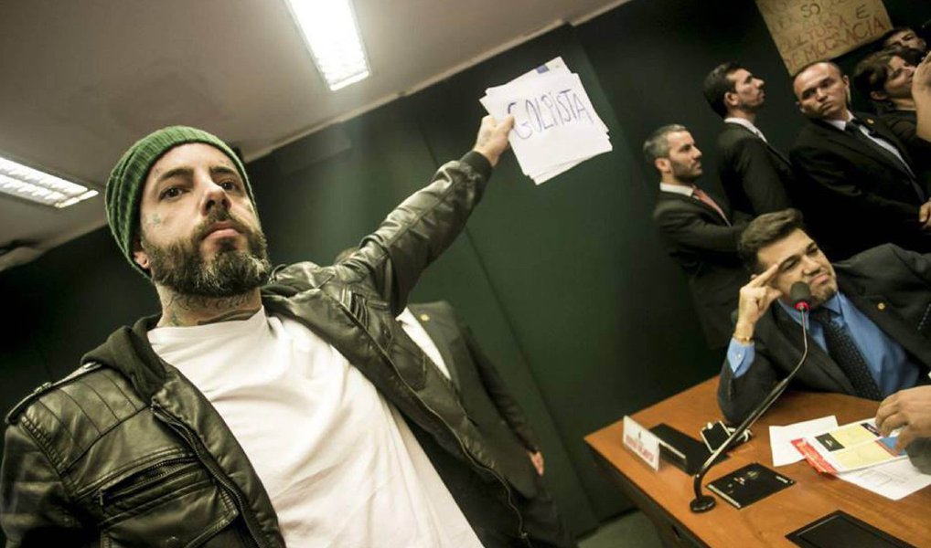 Deputado Marco Feliciano, líder do PSC na Câmara, foi alvo de protestos nesta tarde durante audiência pública da Comissão de Cultura da Câmara sobre a extinção e a posterior recriação do Ministério da Cultura no governo interino de Michel Temer; diante de uma plateia lotada de artistas, entre eles o músico Tico Santa Cruz, e trabalhadores da cultura, Feliciano entrou no Plenário sob os gritos de "golpista", "fascista" e muitas vaias; representantes de movimentos culturais garantiram que vão manter a ocupação de prédios públicos em defesa do MinC