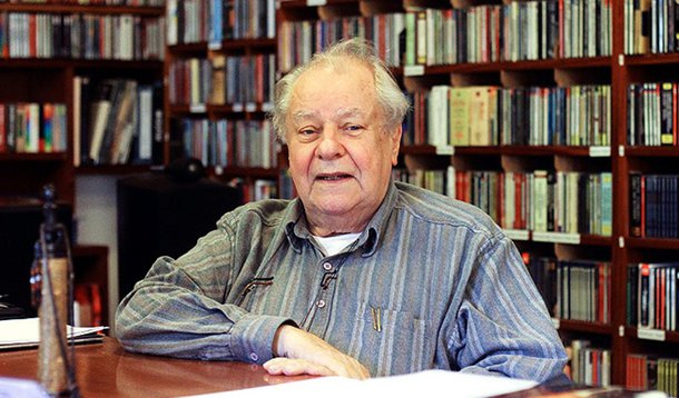 Cientista Rogério Cezar de Cerqueira Leite, um dos mais respeitados pensadores brasileiros, faz em seu blog uma breve reflexão sobre a frase do presidente interino Michel Temer de que sabe governar, citando como referência suas passagens pela Secretaria de Segurança de São Paulo, o que o teria feito aprender a "tratar com bandidos"; "Com um tapa na mesa Temer diz que sabe governar porque sabe tratar com bandidos. Alguém duvida? É só ver o ministério que escolheu. Ou será que ele se refere à Câmara de Deputados? Ou talvez seja o partido que ele presidiu, o PMDB?", questiona Rogério Cezar; leia íntegra