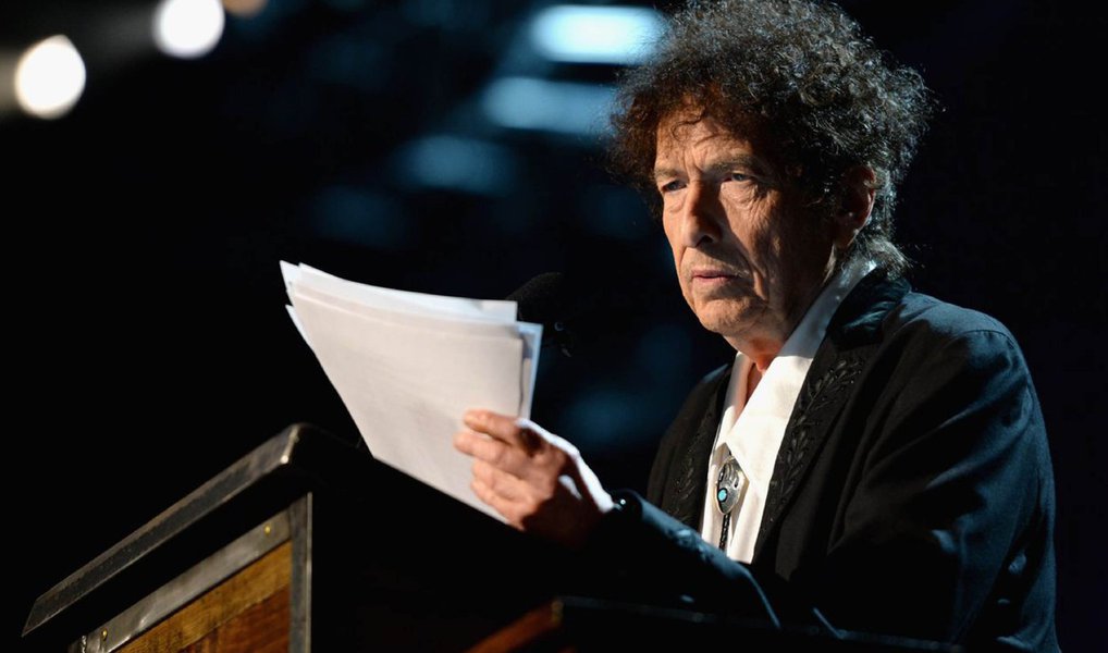 Depois de uma série de shows no Japão em abril, Bob Dylan, que completou 75 anos nessa terça-feira, 24, tem prevista uma turnê de dois meses durante o verão norte-americano, que será iniciada em 4 de junho em Washington; ele lanou há cinco dias o seu último disco, "Fallen Angels", o 37°álbum de estúdio da sua carreira