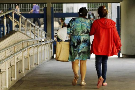 A adolescente de 16 anos que foi vítima de um estupro coletivo em uma comunidade da Zona Oeste do Rio fez novamente um desabafo nas redes sociais; segundo a vítima, 33 homens armados teriam participado do crime; a polícia já pediu a prisão de quatro homens, um deles era namorado dela, disse a família a vítima; "Todas podemos um dia passa e por isso .. Não, não doi o útero e sim a alma por existirem pessoas cruéis sendo impunes !! Obrigada ao apoio", disse a menina, que também aderiu à campanha na rede social pelo "fim da cultura do estupro"