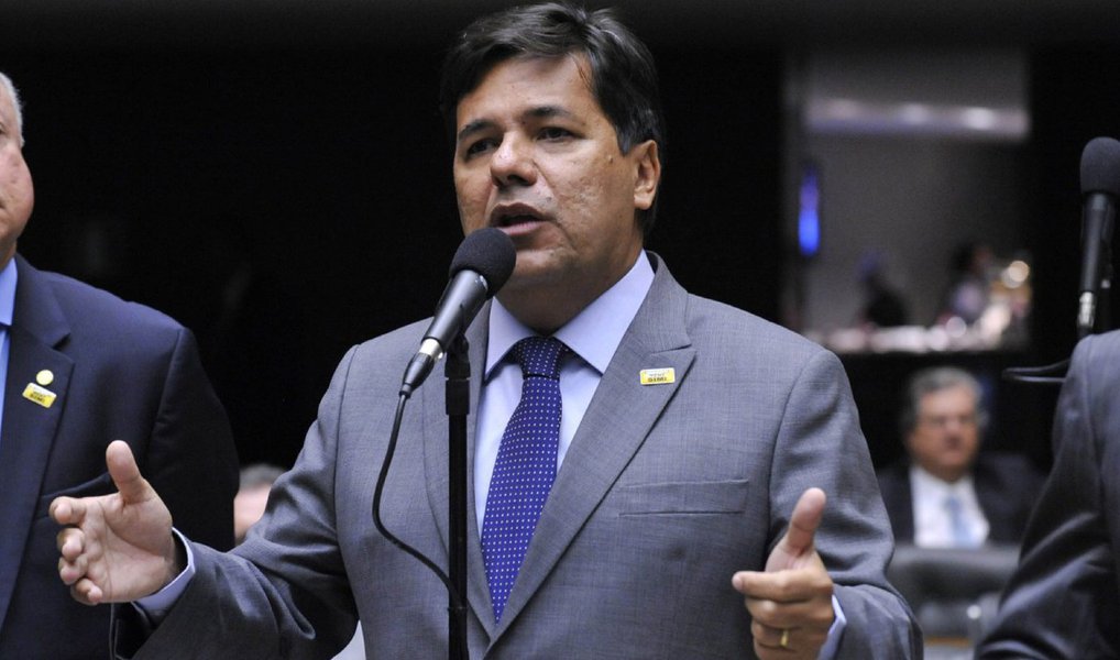 Comissão de Educação aprovou a convocação do novo ministro da Educação e Cultura, Mendonça Filho (DEM), para prestar explicações sobre a extinção do Ministério da Cultura; senadores Randolfe Rodrigues (Rede-AP) e Telmário Mota (PDT-RR), autores do requerimento, consideram que a questão deve ser discutida com urgência; "Não vamos dourar a pílula. Nossa intenção é realizar um ato contra o fim do Ministério da Cultura, uma das primeiras medidas tomadas por um governo interino", disse Randolfe