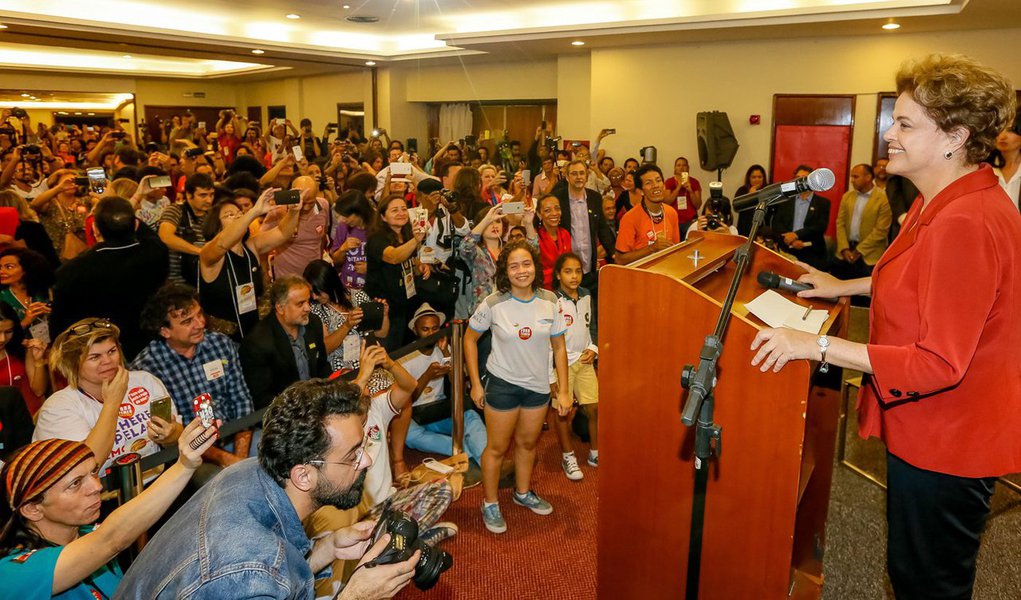 Jornalista Fernando Brito, do Tijolaço, destaca um ponto do discurso feito pela presidente Dilma durante encontro de blogueiros em Belo Horizonte: "Foi o momento em que ela falou que se está superestimando o rombo nas contas públicas para justificar os cortes nas ações de governo. É a famosa história do 'bode na sala'. Põe-se o bicho lá, com seu fedor, e quando se o retira o ambiente parece se perfumar"; Brito questiona "onde está o 'super-rombo'"
