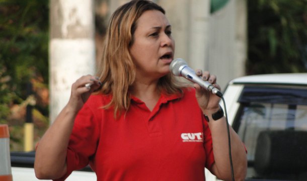 Trabalhadores da Petrobras Distribuidora fizeram um abraço simbólico no edifício sede da subsidiária, no Rio, para protestar contra a proposta da Petrobras da venda de parte do capital da subsidiária da estatal; "Uma empresa que está nos 27 estados da federação e que propicia ganho financeiro e um lucro muito maior para a Petrobras, por agregar valor, do que outras petroleiras de várias parte do mundo que venderam seus ativos tem que ser preservada", disse a presidente do Sindicato dos Petroleiros do Rio de Janeiro, Lígia Deslandes; manifestação reuniu cerca de 300 pessoas segundo os organizadores