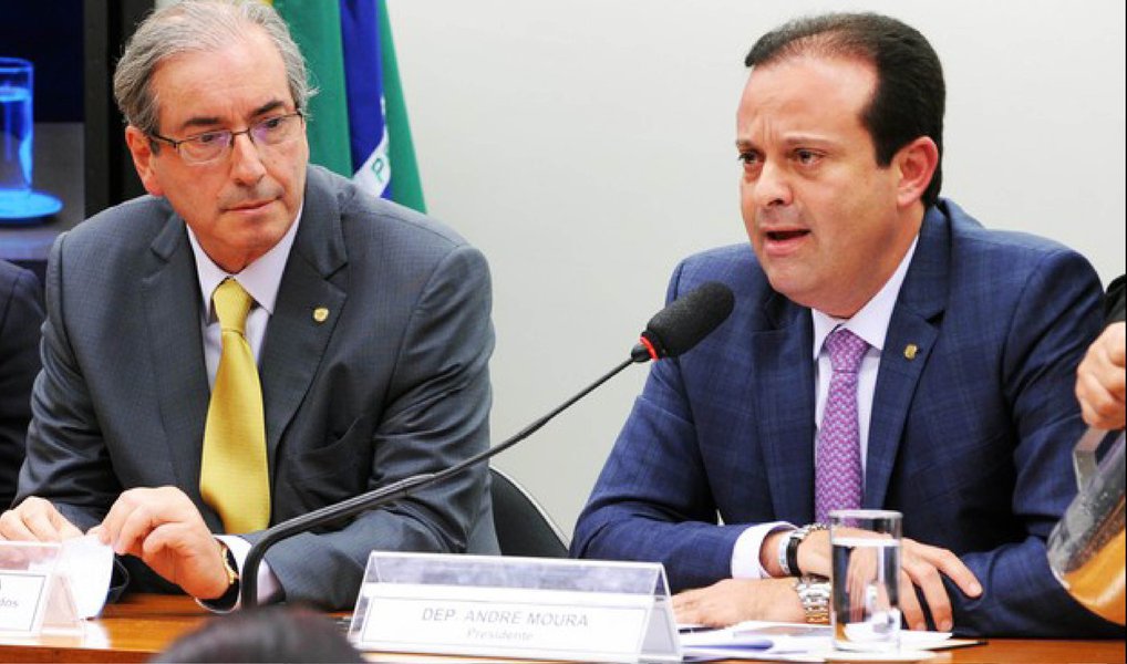Extraoficialmente apelidado de Frente Ordem e Progresso, formado por 13 partidos e mais de 200 deputados, o centrão constitui uma base forte de sustentação ao governo na Câmara, mostra a contínua força do presidente afastado da Casa, Eduardo Cunha (PMDB-RJ), e pode fazer o Executivo de refém; foi o centrão que indicou o deputado André Moura (PSC-SE) para a liderança do governo na Câmara ao presidente interino Michel Temer, que precisou ceder à explícita e necessária maioria numérica que o bloco representa