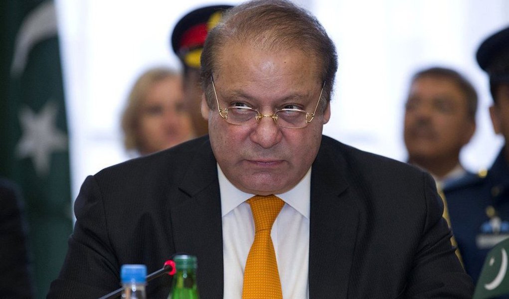 Paquistão acusou os Estados Unidos de violar a sua soberania com um ataque de drones contra o líder do Taliban afegão em uma área remota da fronteira dentro do Paquistão; ataque matou o mulá Akhtar Mansour, considerado uma das principais lideranças do grupo extremista; ataque por drone ocorrido no sábado (21), que segundo autoridades norte-americanas teve autorização do presidente Barack Obama e incluiu vários drones, mostrou que os EUA estavam preparados para ir atrás da liderança do Taliban no Paquistão; segundo o Paquistão, o governo dos EUA não informou o primeiro-ministro Nawaz Sharif sobre a ação; "Esta é uma violação da soberania do Paquistão", afirmou Sharif