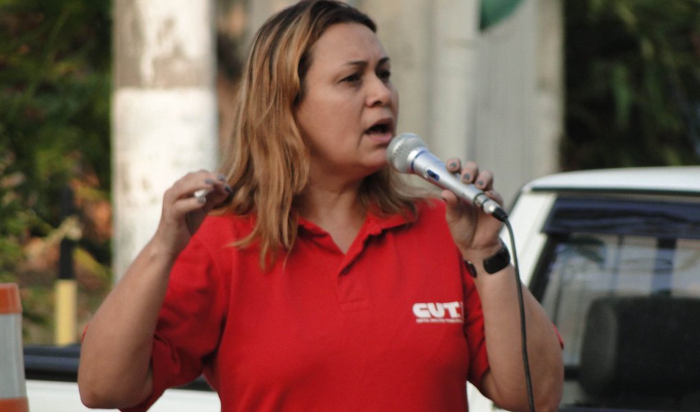 Trabalhadores da Petrobras Distribuidora fizeram um abraço simbólico no edifício sede da subsidiária, no Rio, para protestar contra a proposta da Petrobras da venda de parte do capital da subsidiária da estatal; "Uma empresa que está nos 27 estados da federação e que propicia ganho financeiro e um lucro muito maior para a Petrobras, por agregar valor, do que outras petroleiras de várias parte do mundo que venderam seus ativos tem que ser preservada", disse a presidente do Sindicato dos Petroleiros do Rio de Janeiro, Lígia Deslandes; manifestação reuniu cerca de 300 pessoas segundo os organizadores