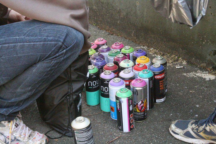 Nesse estranho tempo de intolerância e covardia em que vivemos, estabelecimentos comerciais na Praça São Salvador, em Laranjeiras, local frequentado por militantes para debates e atos políticos da atualidade, amanheceram pichados com mensagens de ódio relacionadas à homofobia e a partidos de esquerda; mas, no estilo "faça arte, não faça ódio", artistas se ofereceram para transformar a pichação ofensiva em arte