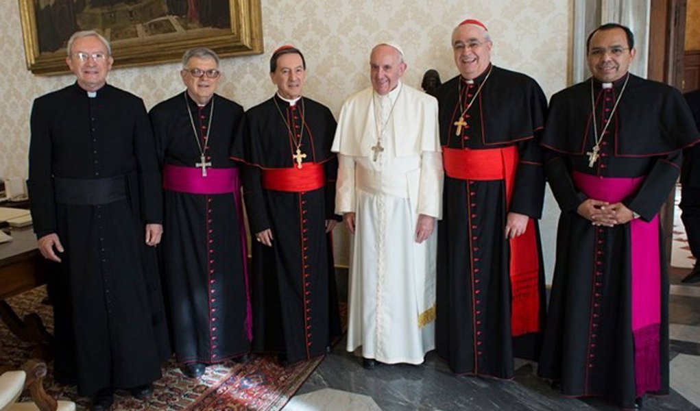 Reunido com a Presidência do Conselho Episcopal Latino-americano (Celam), órgão colegiado dos bispos de toda o continente, Francisco advertiu que pode ​​estar acontecendo um "golpe de estado suave” em alguns países da região, numa referência mais do que direta ao caso brasileiro após o afastamento da presidente legitimamente eleita Dilma Rousseff (PT); entre diversas questões episcopais, o papa manifestou preocupação na seara política com os problemas sociais dos países latino americanos em geral e com a eleição nos Estados Unidos, em particular, por falta de atenção mais viva à situação social dos mais pobres e excluídos
