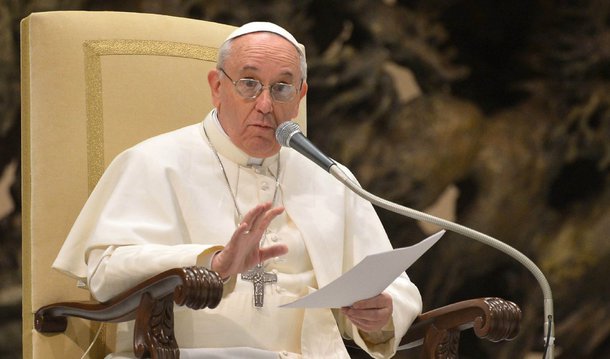 Cardeal arcebispo do Rio de Janeiro, dom Orani João Tempesta, ue se reuniu com o Pontífice na última quarta-feira, disse que a crise política no Brasil, com o iminente afastamento da presidenta Dilma Rousseff, é acompanhada de perto pelo papa Francisco. "Eu falei com o santo padre e lhe pedi para rezar pelo nosso país, o Brasil, nesse momento delicado de sua vida [política]. E o santo padre disse que está preocupado e que reza pelo nosso país", afirmou; segundo ele, o papa "me disse que acompanha [a crise] e sabe o que está acontecendo" o cardeal também ressaltou que a Igreja Católica "confia nos poderes da República e que as autoridades realizam o próprio trabalho de maneira responsável"