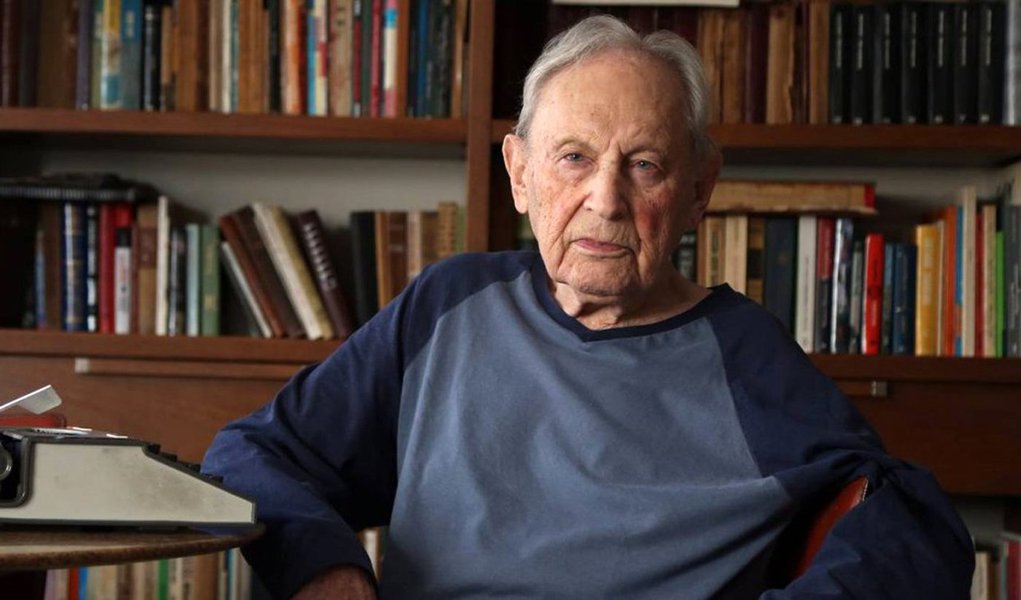 Escritor, tradutor e professor do curso de Língua e Literatura Russa da Universidade de São Paulo (USP), Boris Schnaiderman morreu no início da noite desta quarta-feira, 18, aos 99 anos, em decorrência de uma pneumonia; nascido na Ucrânia e chegou ao Rio em 1925; traduziu para o português importantes obras de autores como Dostoievski, Tolstoi, Chekhov, Máximo Gorki, Isaac Babel, Boris Pasternak, Pushkin e Maiakovski