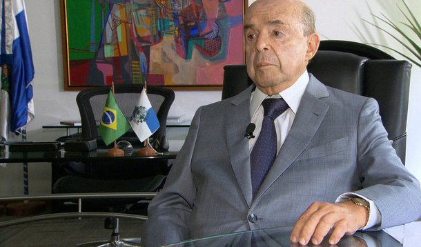 om a prorrogação da licença do governador do Rio, Luiz Fernando Pezão, renovada até 30 de julho, Francisco Dornelles (PP-RJ) deve implementar cortes de cargos comissionados e uma reforma administrativa no executivo; Pessoas próximas a Dornelles dizem que está sendo planejado um pacote de ajustes, que inclui cortar 11 das 25 secretarias; o projeto seria enviado à Assembleia Legislativa (Alerj) até 31 de maio; também deve haver fusão de órgãos