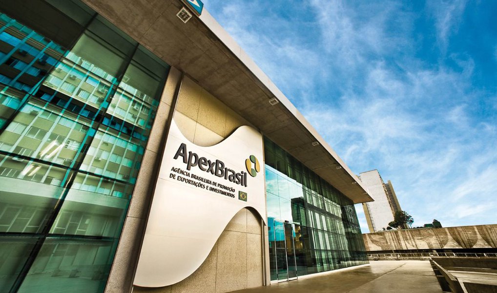 As 103 empresas brasileiras do setor de alimentos e bebidas que participaram da Rodada de Negócios organizada pela Agência Brasileira de Promoção de Exportações e Investimentos (Apex-Brasil) fecharam US$ 76,95 milhões em exportações, durante o evento em São Paulo; as empresas nacionais participaram de 683 reuniões com 31 compradores estrangeiros, selecionados e convidados pela Apex-Brasil; o valor de negócios superou em 22% a meta inicial da Agência, que era de US$ 60 milhões e foi 26,4% mais alto do que o obtido na edição de 2015 da Rodada, de US$ 56,62 milhões