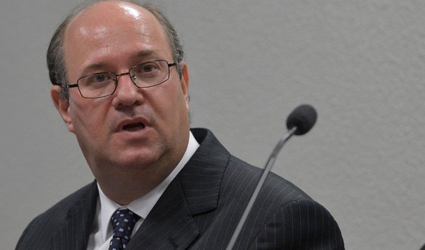 Anunciado como novo presidente do Banco Central, Ilan Godfajn, sócio e economista-chefe do Banco Itaú, defendeu, em 2015, propostas que preveem cortes de subsídios e redução de gastos com o seguro desemprego e com o abono salarial, além de cortes significativos nos recursos para saúde e educação; jornalista Tales Faria, do blog Os Divergentes, revela que Goldfajn escreveu "dois artigos interessantes" sobre o assunto intitulados "A arte de cortar na carne" e "Um pouco mais sobre a arte de cortar na carne"