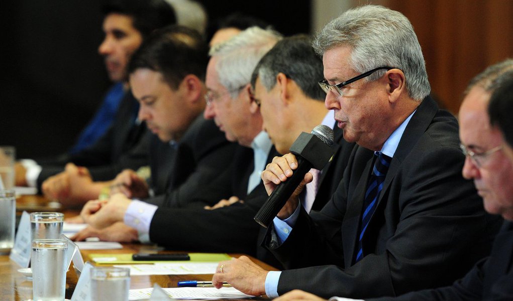 O governador do Distrito Federal, Rodrigo Rollemberg, anunciou o cronograma de pagamento das licenças-prêmio a 1.078 servidores que se aposentaram em 2015; o Executivo vai desembolsar R$ 92 milhões para quitar os passivos até dezembro; a maior parte contempla servidores da Saúde e da Educação; em função da crise financeira, o governo teve de suspender, em julho passado, os depósitos referentes a esse benefício a fim de garantir o salário do funcionalismo em dia; de janeiro a junho de 2015, foram desembolsados R$ 100,5 milhões com o pagamento de licenças a 1.225 inativos do governo de Brasília