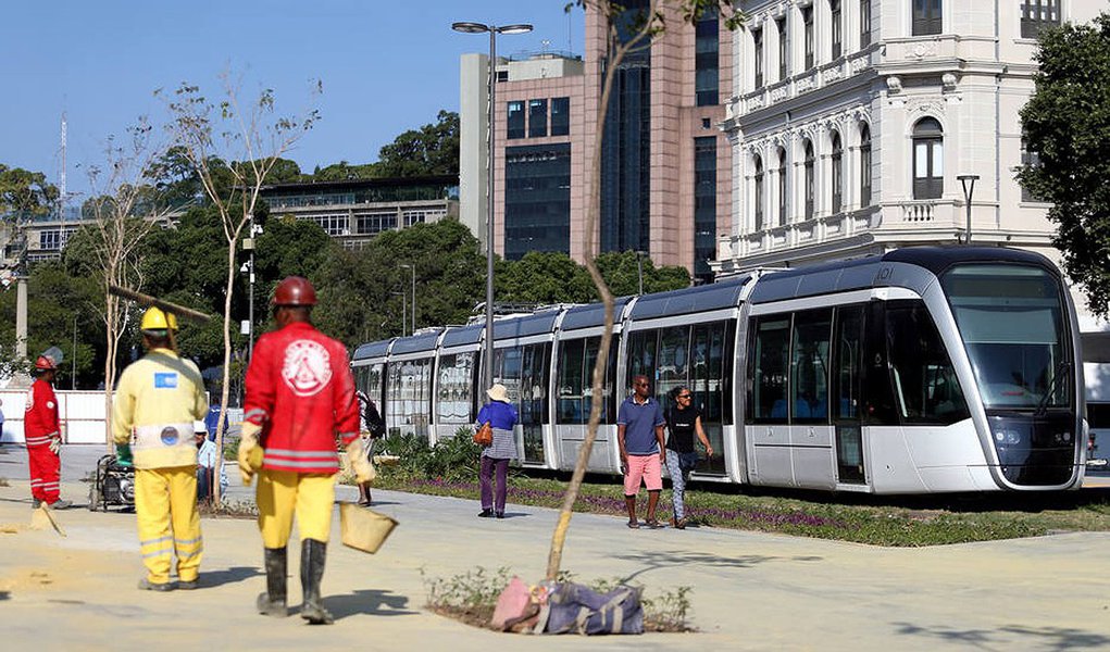 A Prefeitura do Rio anunciou o adiamento da inauguração do Veículo Leve sobre Trilhos (VLT) para o dia 5 de junho; anteriormente, a data seria no domingo (22); de acordo com o executivo, a iniciativa tem como objetivo a segurança da população carioca; a secretaria Municipal de Transportes e a Companhia de Desenvolvimento Urbano da Região do Porto estão adotando medidas para garantir o melhor atendimento, conforto e agilidade no início da operação do VLT