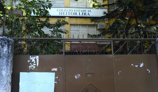 Músicos, professores, artistas, cientistas, apoiadores e gente de boa vontade têm doado tempo e insumos para os estudantes que ocuparam mais de 70 escolas estaduais no Rio de Janeiro; o movimento começou no dia 21 de março, no Colégio Prefeito Mendes de Moraes, na Ilha do Governador, zona norte da capital, em apoio à greve dos professores, iniciada no dia 2 de março, e por melhorias nas escolas e na educação; o grupo reúne 12 geocientistas, entre geofísicos, geólogos e físicos, que montou uma escala para, a cada dia, um dar uma aula no horário do almoço