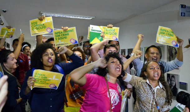 Com cartazes classificando o processo de "golpe" e o vice-presidente da República, Michel Temer, de "traidor", os manifestantes ficaram próximos à sala da Comissão Especial do Impeachment, onde o relator, Antonio Anastasia (PSDB-MG), leu seu parecer favorável à abertura do processo