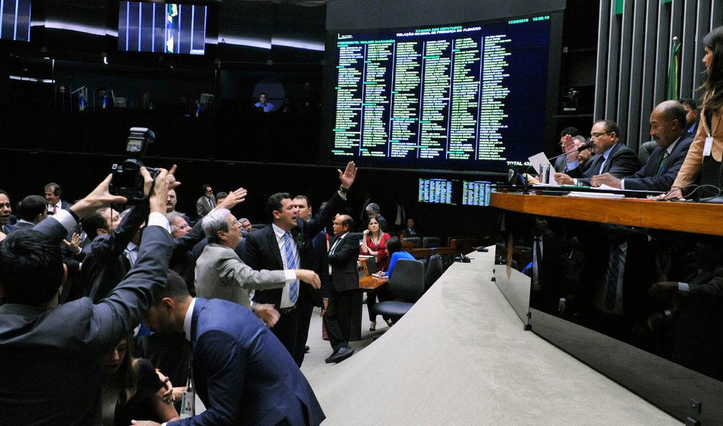 Na primeira sessão que de fato presidiu desde que assumiu o comando da Câmara, no dia 5, o presidente interino da Casa, Waldir Maranhão (PP-MA), foi alvo de várias críticas e de gritos de "fora, fora, fora"; o coro foi puxado por PSDB e DEM, que querem novas eleições para o comando da Câmara; ele voltou a falar que não vai renunciar; "Não há renúncia. Nós temos que trabalhar pelo Brasil. A pauta está sobrestada, tem que se encaminhar debates que resolvam as questões do país", afirmou