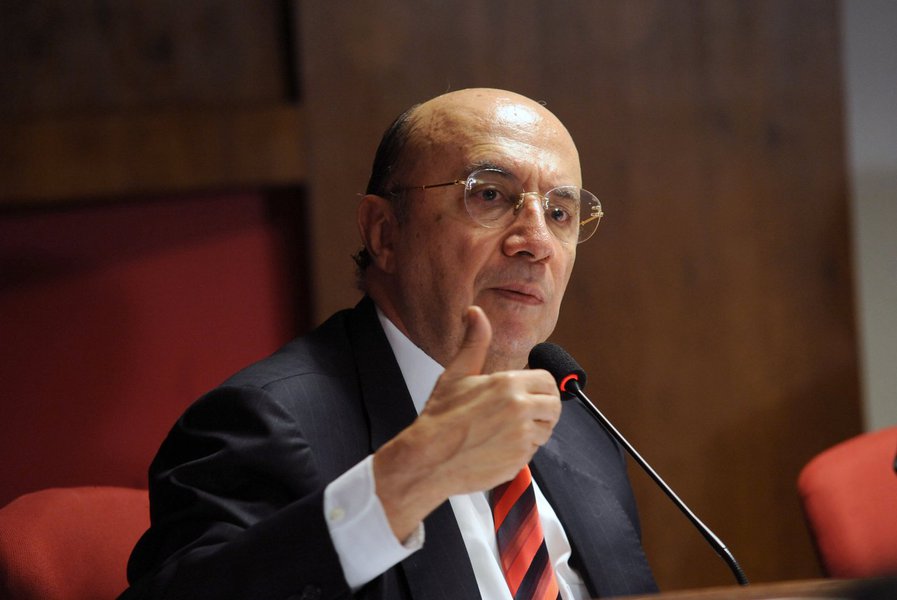 Ex-presidente do Banco Central Henrique Meirelles negou ter sido convidado pelo vice-presidente Michel Temer para ser o ministro da Fazenda em um eventual governo do PMDB; Meirelles, que neste sábado participou de uma reunião com temer em Brasília para discutir a política econômica de um possível governo Temer disse que o peemedebista está de posse de um "diagnóstico correto da economia" e que priorizaria a condução de uma reforma tributária e o combate à inflação, caso assumisse o comando da economia