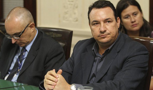 O chefe de gabinete da Secretaria Estadual de Educação (Seeduc), Caio Castro Lima, pediu exoneração do cargo pouco depois de ser hostilizado durante o anúncio da desocupação do colégio Prefeito Mendes Moraes, na Ilha do Governador; ele disse que se sentiu desrespeitado ao ser chamado de "fascista" por uma professora grevista; Castro respondeu mandando-a "calar a boca" com o dedo em riste; outros docentes reagiram e os alunos também passaram a hostilizar o dirigente; ele afirmou não ter "clima para continuar" no cargo
 