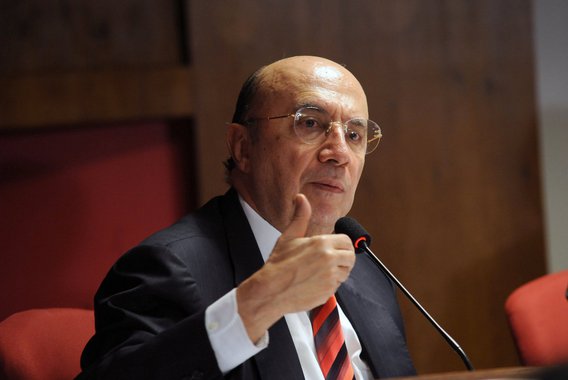 Ex-presidente do Banco Central Henrique Meirelles negou ter sido convidado pelo vice-presidente Michel Temer para ser o ministro da Fazenda em um eventual governo do PMDB; Meirelles, que neste sábado participou de uma reunião com temer em Brasília para discutir a política econômica de um possível governo Temer disse que o peemedebista está de posse de um "diagnóstico correto da economia" e que priorizaria a condução de uma reforma tributária e o combate à inflação, caso assumisse o comando da economia