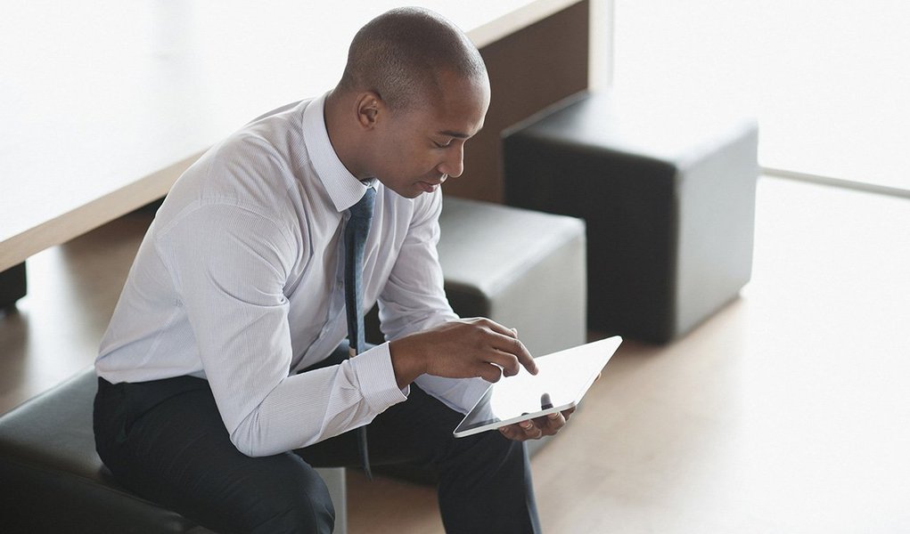 "Perfil Social, Racial e de Gênero das 500 Maiores Empresas Brasileiras e suas Ações Afirmativas", produzido pelo Banco Interamericano de Desenvolvimento (BID) e o Instituto Ethos, mostra que apenas 4,7% dos quadros executivos das grandes empresas brasileiras são compostos por negros; mulheres são 13,6% desse universo; entre as empresas que tomam alguma iniciativa para promover a igualdade em seu quadro de funcionários, 43,1% possuem políticas voltadas para pessoas com deficiência, 28, 2% para mulheres e apenas 8% para negros