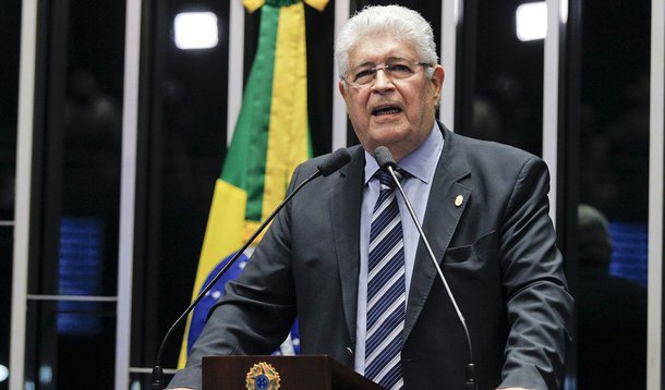 Senador do PMDB, que chamou de "besteira" e "monumental asneira" o processo de impeachment, fez um apelo pela continuidade das investigações da Operação Lava Jato, que atingem, inclusive, o presidente interino Michel Temer; "Sem excessos e desvios legais que não pare a lava jato. O país precisa dela", postou Requião no Twitter; segundo ele, "sem crime de responsabilidade Dilma recebeu voto de desconfiança do senado, ou referendo revogatório"; "Não há legitimidade sem decisão popular: novas eleições já", complementou