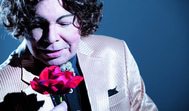 A morte do cantor cauby Peixoto repercutiu nas redes sociais de fãs e outros artistas; por meio do Twitter e do Facebook, artistas prestaram homenagens ao cantor, que morreu neste domingo (15) aos 85 anos; ele estava internado com um quadro de pneumonia desde o dia 9 de maio no Hospital Sancta Maggiore, no Itaim Bibi, na zona sul de São Paulo