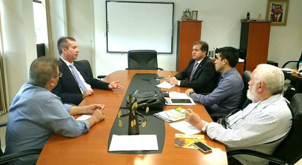 Os secretários de Estado de Indústria e Comércio, Simplício Araújo, e o de Fazenda, Marcellus Ribeiro, e o presidente da Federação da Agricultura do Estado do Maranhão (Faema), Raimundo Coêlho, discutiram questões relacionadas à estrutura da tributação da carne no Maranhão; a reunião foi motivada após diálogos com criadores de gado, sobre notificações de irregularidades registradas nos últimos anos e distorções identificadas entre os registros na Guia de Transito Animal (Gta) e de notas fiscais de comercialização de gado; de acordo com Simplício Araújo, o objetivo é potencializar a cadeia produtivo da carne, avançando para organizar e registrar toda a movimentação da cadeia em território maranhense