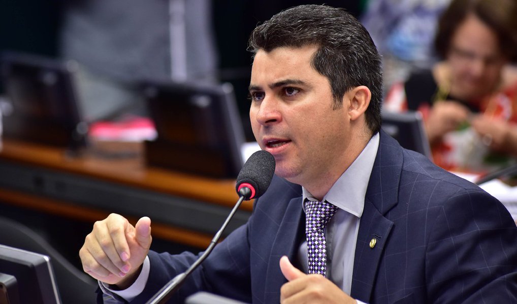 Sem anunciar claramente seu voto, o deputado Marcos Rogério (DEM-RO) indicou nesta segunda-feira 30 que deverá pedir a cassação do presidente afastado da Câmara, Eduardo Cunha (PMDB-RJ), no relatório que apresentará nesta terça às 11h; ele adiantou que se limitará a expor se Cunha mentiu ou não à CPI da Petrobras, conforme orientou o atual presidente da Câmara, Waldir Maranhão (PP-MA)