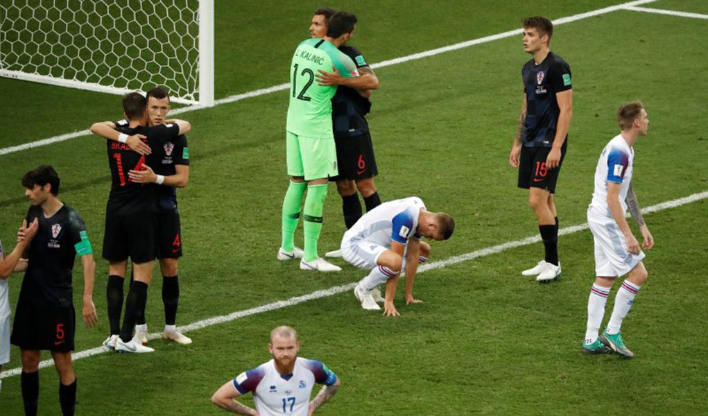 A primeira aventura da Islândia em uma Copa do Mundo terminou nesta terça-feira com uma derrota de 2 x 1 diante da Croácia, que terminou na liderança do Grupo D, graças a um gol no final de Ivan Perisic, e a Argentina ficou com a outra vaga da chave nas oitavas de final