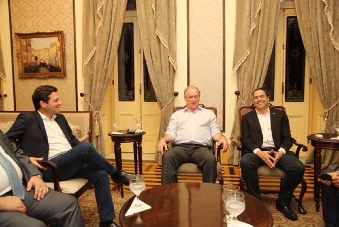 Em busca de apoios que possam dar vigor à sua pré-candidatura, o presidenciável do PDT, Ciro Gomes, esteve reunido ontem, com o governador de Pernambuco, Paulo Câmara (PSB). Ciro tem conversado com partidos à esquerda e à direita, tentando atrair aliados, sem conseguir avançar mais concretamente. Para Ciro seria fundamental conseguir apoios nesse momento, para consolidar seu nome como uma alternativa viável já que as pesquisas não lhe favorecem muito. Mas todos estão em compasso de espera, para avaliar a conjuntura o mais próximo possível do período eleitoral, o que faz parte do processo normal de qualquer eleição