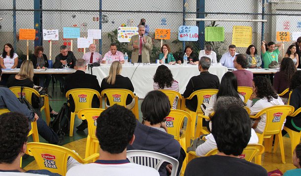O presidente da Comissão de Educação da Assembleia Legislativa (Alerj), Comandante Bittencourt (PPS), reconheceu que "o estado passa por um momento fiscal muito difícil, mas isso não nos impede de cobrar melhorias. Acredito que a melhor saída para esse cenário seria um maior investimento na educação e na inteligência das pessoas"; "A educação é que faz um estado e um país serem grandes”, acrescentou ele, durante audiência para discutir a situação do Colégio de Aplicação da Uerj (Cap-Uerj)