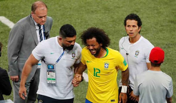 "Em uma tentativa de arrancada, o lateral teve um espasmo na coluna. Foi medicado e passa bem", disse a CBF no Twitter, sem mencionar quanto tempo o jogador poderá ficar fora dos gramados