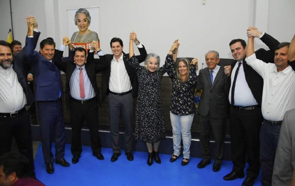 A solenidade de entrega do título de cidadania de Aparecida de Goiânia à Dona Iris, realizada na noite desta segunda-feira, 25, selou em definitivo o pacto político entre MDB irista e o MDB maguitista; o evento que reuniu as duas principais lideranças do MDB em Goiás, o ex-prefeito de Aparecida, Maguito Vilela, e o prefeito de Goiânia, Iris Rezende, também contou as presenças dos prefeitos de Aparecida, Gustavo Medanha, e de Ouvidor, Onofre Galdino, entre outros