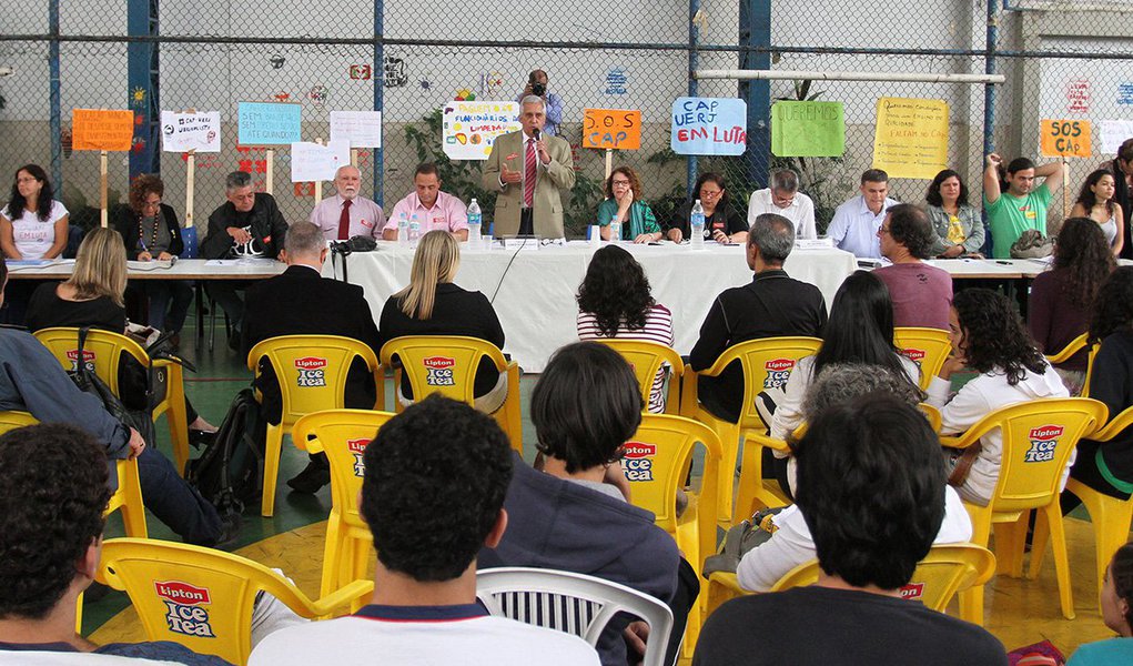 O presidente da Comissão de Educação da Assembleia Legislativa (Alerj), Comandante Bittencourt (PPS), reconheceu que "o estado passa por um momento fiscal muito difícil, mas isso não nos impede de cobrar melhorias. Acredito que a melhor saída para esse cenário seria um maior investimento na educação e na inteligência das pessoas"; "A educação é que faz um estado e um país serem grandes”, acrescentou ele, durante audiência para discutir a situação do Colégio de Aplicação da Uerj (Cap-Uerj)
