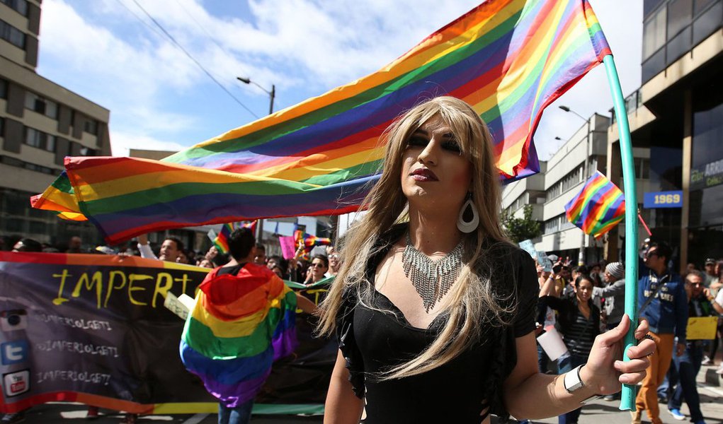 Tribunal Constitucional da Colômbia legalizou o casamento entre pessoas do mesmo sexo e o país tornou-se o quarto da América Latina a autorizar o casamento entre homossexuais; "os juízes afirmaram por maioria que o casamento entre pessoas do mesmo sexo não viola a ordem constitucional", afirmou a juíza Maria Victoria Calle, acrescentando que "a atual definição de casamento no direito civil aplica-se da mesma forma a casais do mesmo sexo"; Argentina Uruguai e Brasil também autorizam o casamento homosexual