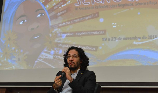 
A avaliação é do deputado federal Jean Wyllys (Psol-RJ), que justificou sua posição dizendo que governo de coalização tem forças muito conservadoras”; para o deputado, apesar de os governos dos presidentes FHC, Lula e da presidenta afastada Dilma terem avançado na abertura do diálogo com a comunidade LGBT, essa aproximação não resultou em uma atuação efetiva; “Nenhuma democracia pode se considerar uma democracia se direitos de gays, lésbicas e transsexuais não forem observados e promovidos de alguma maneira, se houver discriminação jurídica, se as leis não protegerem os direitos desses cidadãos”
